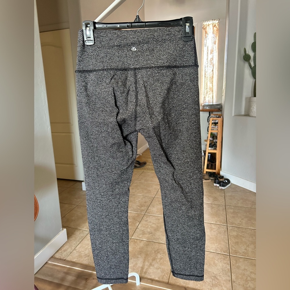 lulu lemon cropped women’s leggings, size 6